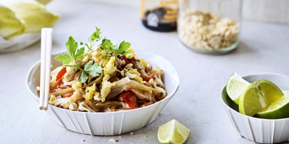 Spicy pad thai met kip en witloof Spicy pad thai met kip en witloof