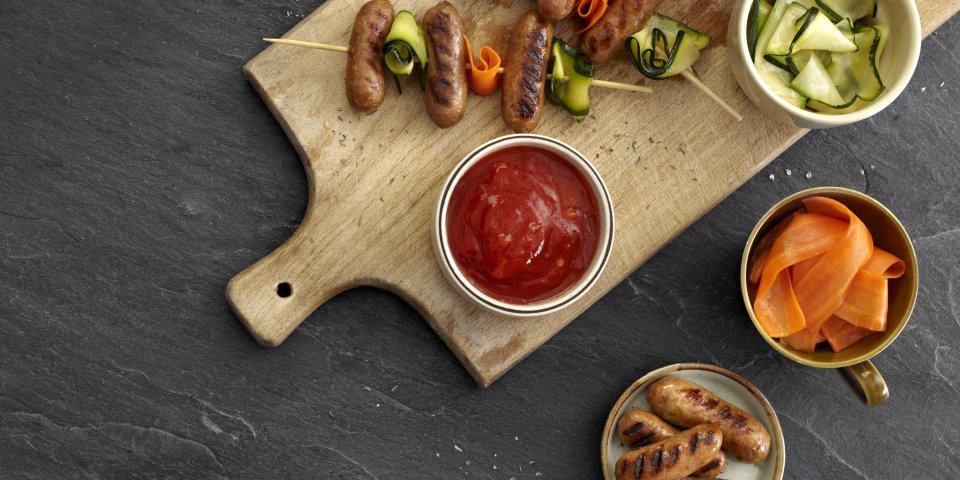 Spiesjes van varkensworst, courgette en wortel met ketchup Spiesjes van varkensworst, courgette en wortel met ketchup