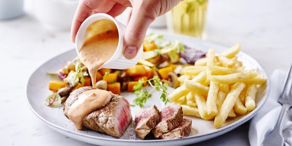 Steak friet met choronsaus en herfstsalade Steak friet met choronsaus en herfstsalade