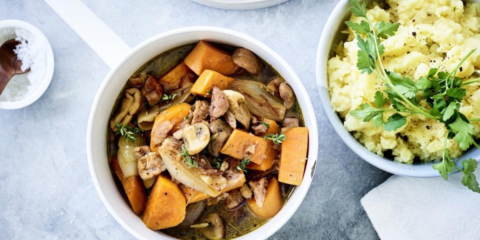 Stoofpotje van zoete aardappel en champignons met pastinaakpuree Stoofpotje van zoete aardappel en champignons met pastinaakpuree