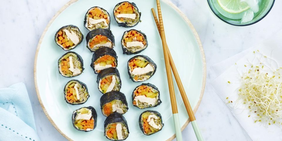 Sushi met kip en tricolore groenten Sushi met kip en tricolore groenten