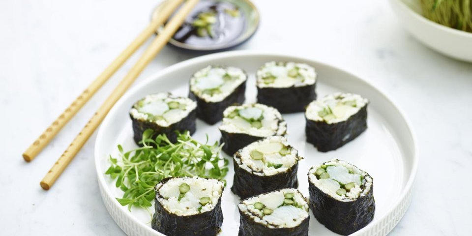 Sushi van bij ons met bloemkoolrijst en goudbrasem