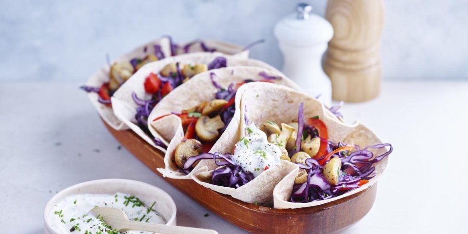 Taco met gebakken champignons, rode kool, paprika en yoghurtsaus Taco met gebakken champignons, rode kool, paprika en yoghurtsaus
