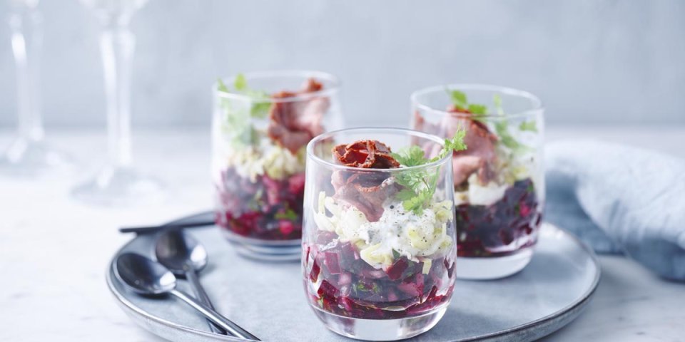 Tartaar van rode biet met witloof, rosbief en mieriksworteldressing