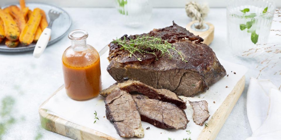 Traag gegaard rundvlees met geglaceerde worteltjes