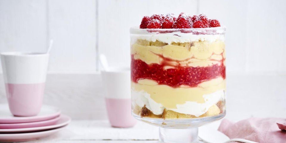 Trifle met vanillepudding en frambozen Trifle met vanillepudding en frambozen