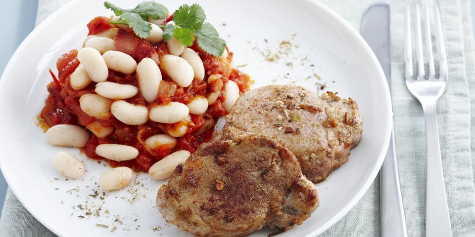 Varkenshaasje met witte bonen in tomatensaus Varkenshaasje met witte bonen in tomatensaus