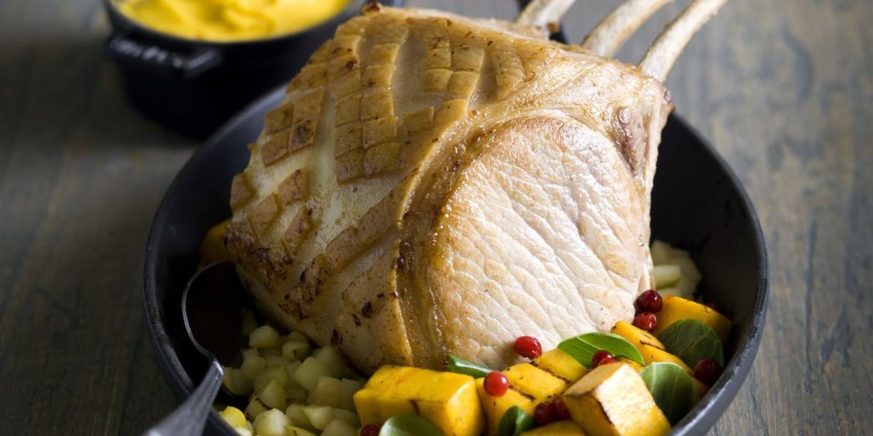 Varkenskroontje met butternut, brunoise appel en spruitenblaadjes Varkenskroontje met butternut, brunoise appel en spruitenblaadjes