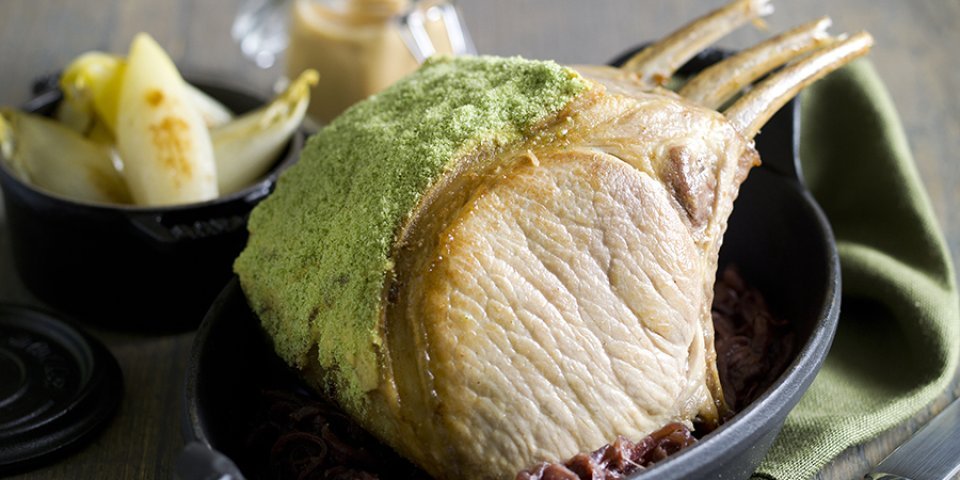 Varkenskroontje met peterseliecrumble, witloof en champignonsaus Varkenskroontje met peterseliecrumble, witloof en champignonsaus