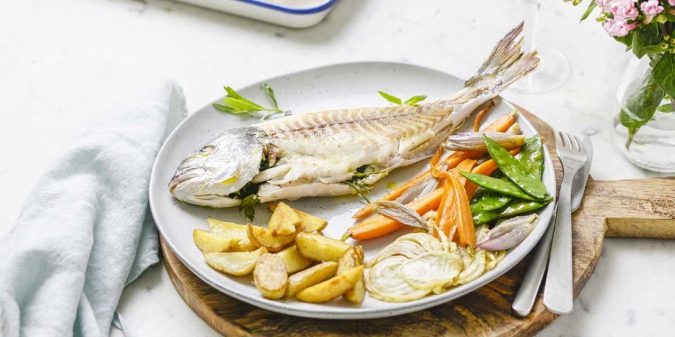 Vis in zoutkorst met groenten en aardappelen