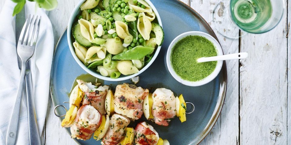 Visbrochette van wijting en roodbaars met een groene pastasalade Visbrochette van wijting en roodbaars met een groene pastasalade