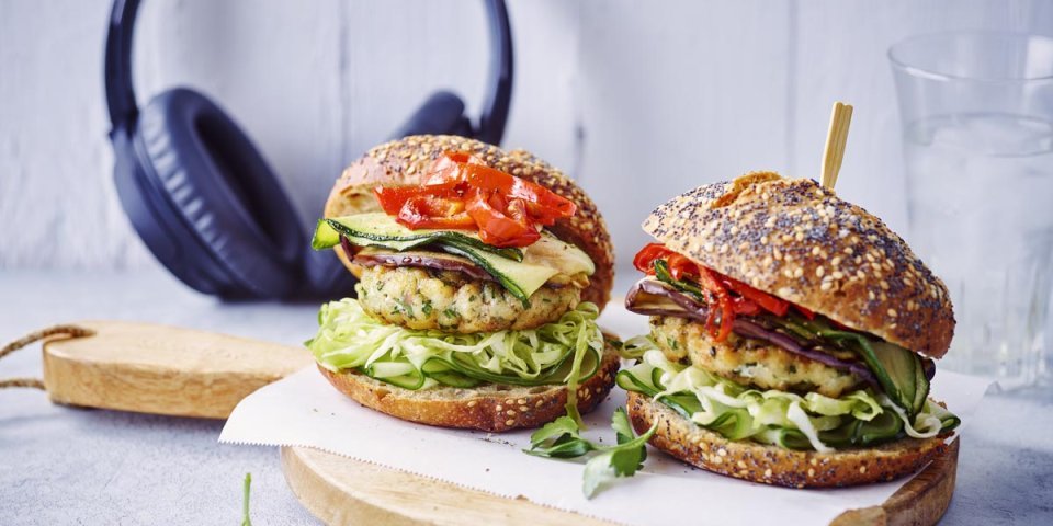 Visburger met gegrilde groenten Visburger met gegrilde groenten
