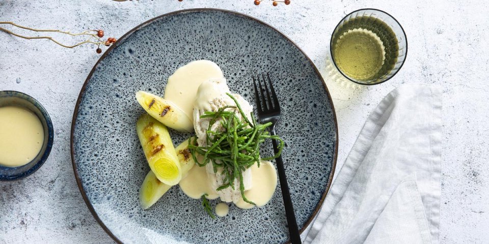 Visrolletjes van rog met gegrilde prei, zeekraal en beurre blanc Visrolletjes van rog met gegrilde prei, zeekraal en beurre blanc