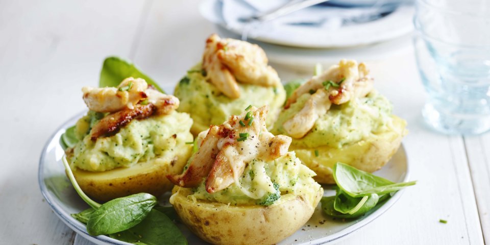 Gevulde aardappel met broccoli en kipblokjes Gevulde aardappel met broccoli en kipblokjes