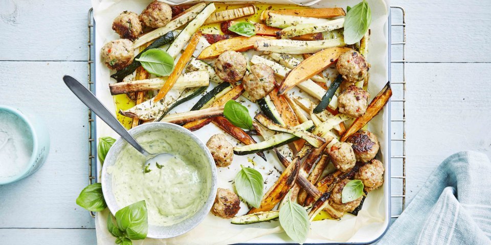 Frites de légumes, boulettes épicées et mayonnaise au basilic