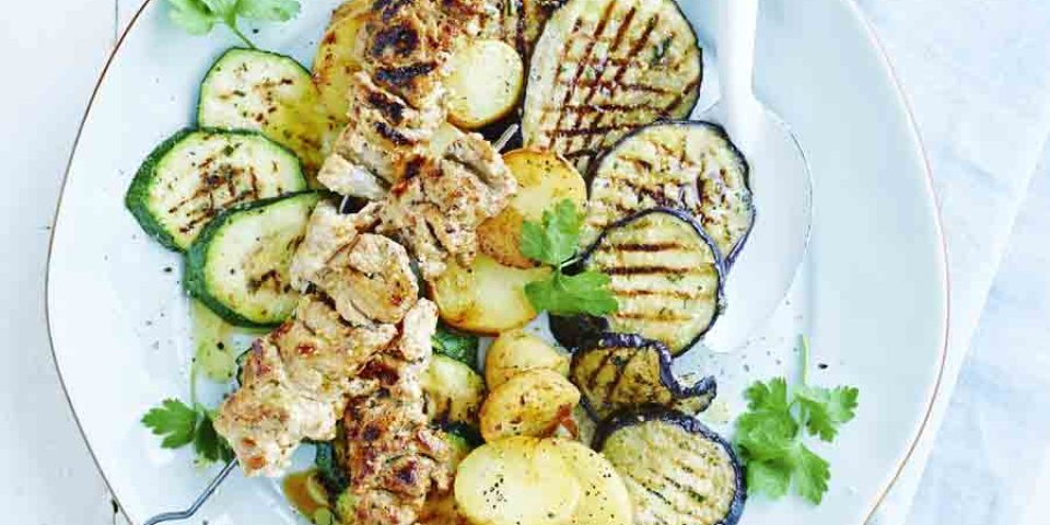 Brochettes de viande et légumes grillés