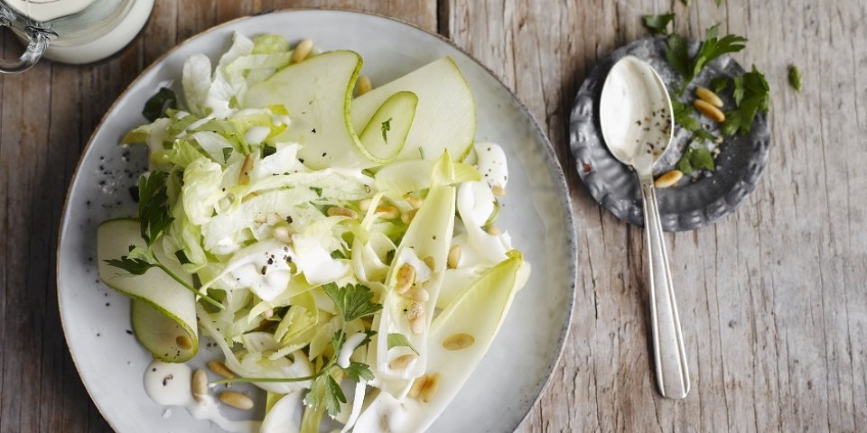 Witloofsalade met peer en pijnboompitten Witloofsalade met peer en pijnboompitten