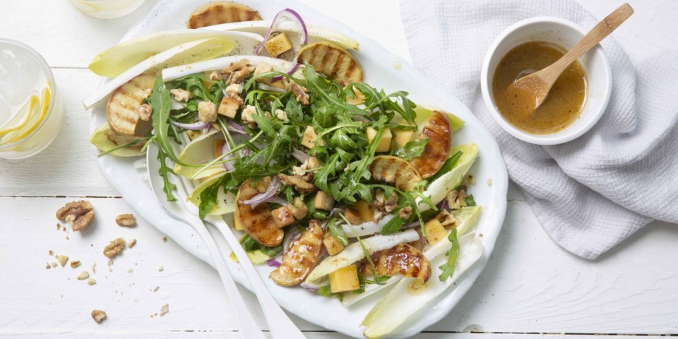 Witloofsalade met gegrilde appeltjes en oude kaas Witloofsalade met gegrilde appeltjes en oude kaas