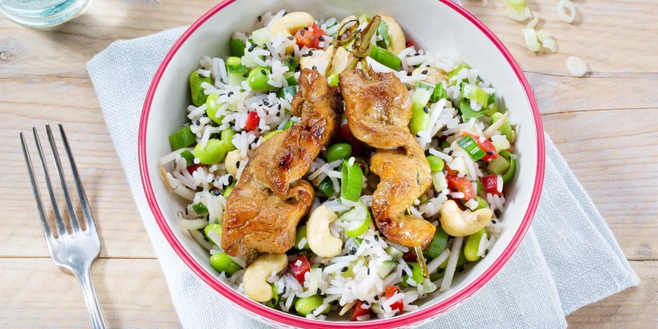 Yakitori van varkenslapje met rijstsalade Yakitori van varkenslapje met rijstsalade