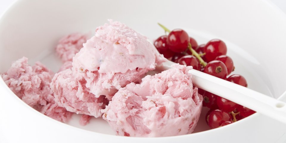 Yoghurtijs met rode bessen Yoghurtijs met rode bessen