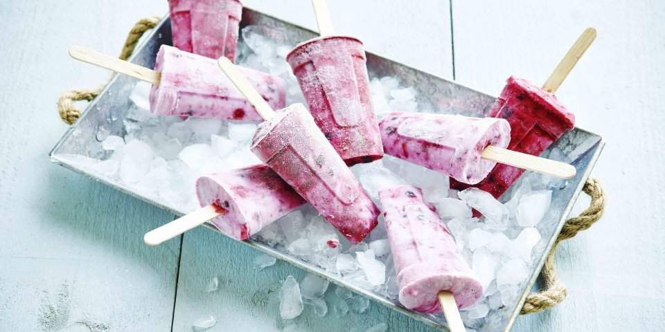 Yoghurtijs met frambozen en braambessen Yoghurtijs met frambozen en braambessen
