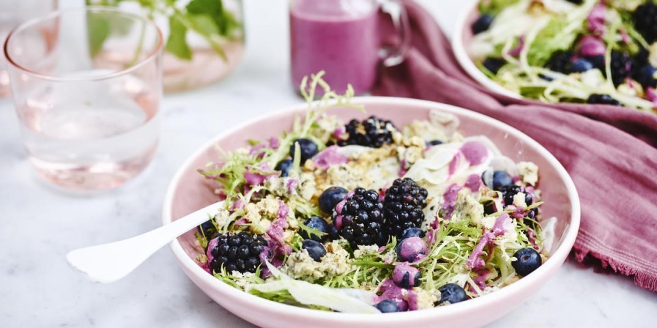 Zomerse salade met braambessen en blauwe bessen
