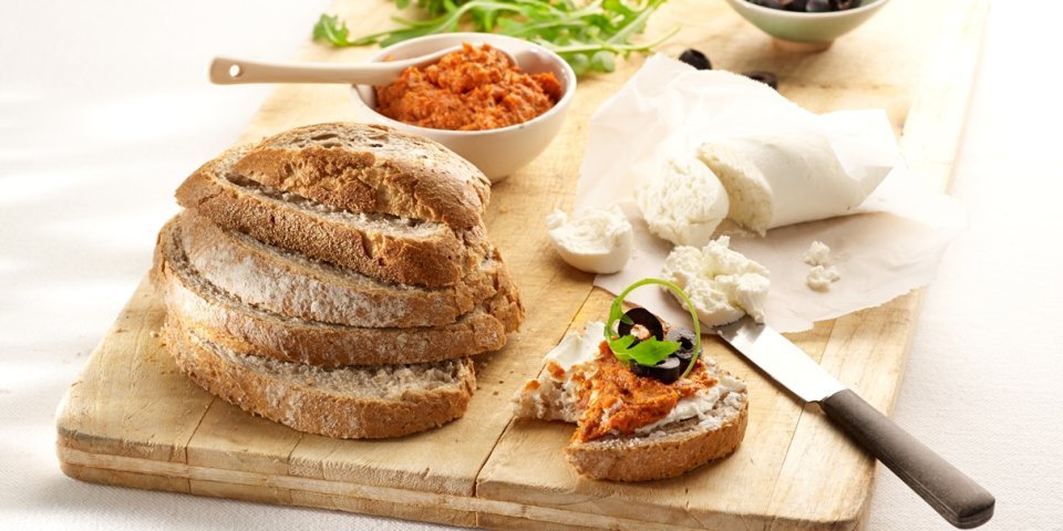 Pain au levain au fromage de chèvre doux et tapenade de tomates Pain au levain au fromage de chèvre doux et tapenade de tomates