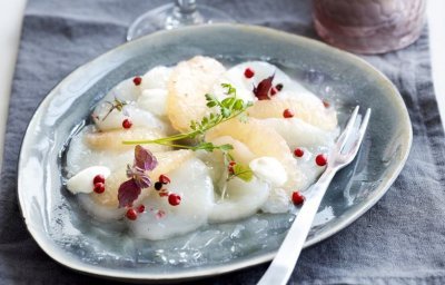 Carpaccio van sint-jakobsvruchten en pompelmoes