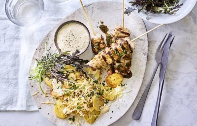 Er staat al een porseleine schotel op tafel, een ei-vormige schaal. Gevuld met de brochettes van kalf, gebakken aardappelen en een potje met de truffelmayonaise.