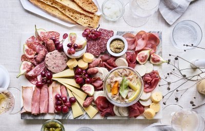 Op het midden van de tafel staat een grote schaal van natuursteen. Je kan deze schotel zien als een grote tapasschotel, maar dan boordevol Belgisch lekkers. Denk maar aan charcutterie, kazen, mosterd en toast. 
