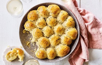 In het midden van de tafel vind je een groot rond keramiek bord in aardekleur. Hierin liggen de goudgele briochebroodjes met knoflookboter, en gevuld zijn met abdijkaas. Instant feestlook en heerlijk smaakvol als bijgerecht.  