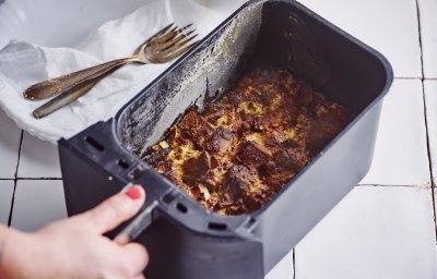 Een broodpudding uit de airfryer... Oh yes. Wij maakte eentje met extra veel smaak door appel, peer en speculaas toe te voegen. 