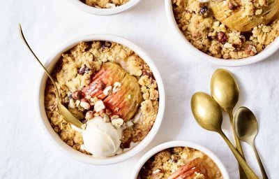 Van deze appelcrumble begin je spontaan te glimlachen van blijdschap. We dienen hem op in verschillende potjes met gouden lepeltjes en een bolletje vanilleijs recht van bij de boer. 