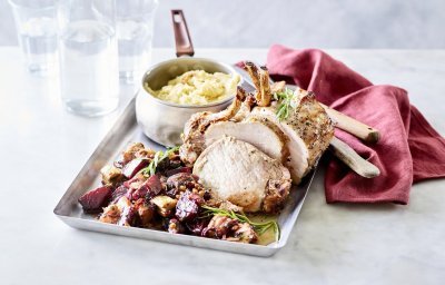 Het varkenskroontje ligt op een ovenplaat samen met de stukjes rabarber en rode biet. We serveren hem met een kommetje versgemaakte puree. Er ligt een donkerrode servette bij het gerecht om de rode biet nog meer te accentueren, een herfsttopper!