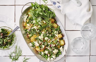 De gebakken patattjes staan op het midden van de tafel, er staan twee glazen water langs en een schaaltje met de salsa verde. 