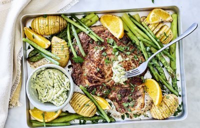 Een grote bakplaat gevuld met lekkers van bij ons, denk maar aan een mooi stukje vlees, groene asperges, boontjes, hasselback aardappelen en knoflookboter. 