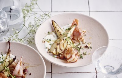 Een heerlijk fris bordje met gegrilde partjes peer op een schep verse plattekaas met tijm, honing en Meesterlyck-ham. 