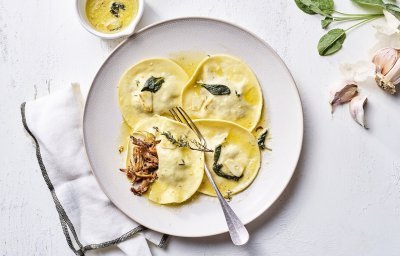 Een heerlijk feestelijk bordje met homemade ravioli. Deze ravioli is gevuld met konijn en afgewerkt met een saliebotersausje en sinaasappel. 