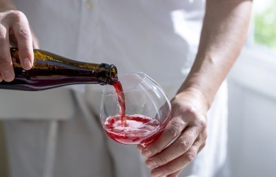 Glas kriekbier inschenken