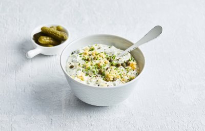 Deze koude vissaus gribiche doet me denken aan verse tartaar met wat extra's erin. De saus is geserveerd in een wit kommetje. 