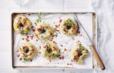 Donuts maar dan als middagmaal of hartige snack? Oh, yes please. Wij maakte er 6 klaar met blauwe kaas en spekblokjes. 