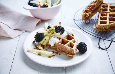 Havermoutwafels met geraspte appel en bramen
