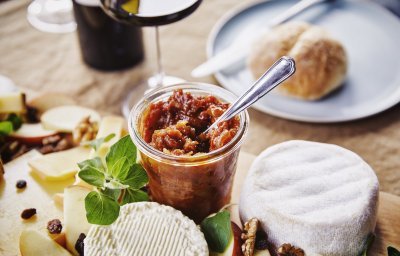 Roodkleurige chutney van appel en ui staat te pronken tussen enkele kazen van bij ons op de kaasplank. Klaar om te genieten met smaak en vrienden.