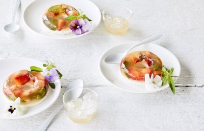 Een heerlijk verfrissend dessert in donutvorm. Een jelly pudding van kombucha met stukjes vers fruit en een bodem van plattekaas. Mooi om naar te kijken en heerlijk om van te eten. 