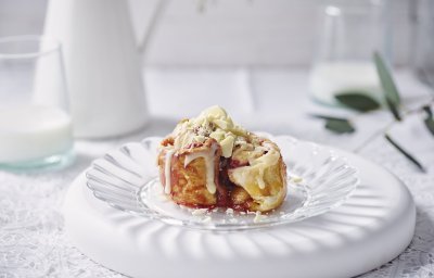 Mini kaneelbroodje met rood fruit zoals aardbei en framboos. Zomer in je broodje afgewerkt met gesmolten witte chocolade. Een tussendoortje om vingers en duimen van af te likken.
