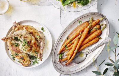 Hedendaags recept met konijn? Check. De bouten worden gepresenteerd met gegrilde wortellen uit de oven en een parelcouscoussalade die rijk is aangevuld met groenten. 