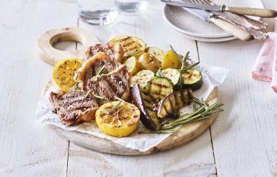 Het gerechtje is gepresenteerd op een plankje, share food op zijn best. Rondom het gerecht staan bordjes klaar met bestek. Een maaltijd die je naar Griekse sferen brengt boordevol Belgische kwaliteitsproducten. Yummy. 