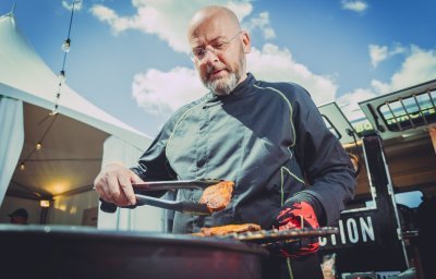 Mano Zaal aan de barbecue