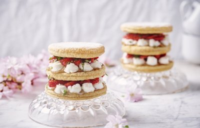 Millefeuille met aardbei, basilicum en appelboter met toefjes mascarpone. Een prachtig en makkelijk dessertje om eens mee uit te pakken bij je gasten. Presenteerd prachtig met kristal en tinten van roze.  