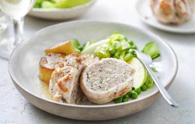 Een pakje op je bord, dat mag je letterlijk nemen. We maakten van de kalkoenlapjes kleine pakjes gevuld met gehakt, noten en berloumi. We serveren hem met een frisgroene salade van erwtjes, komkommer en sla. En daarbij boterpatatjes of melting potatoes, mmm. 